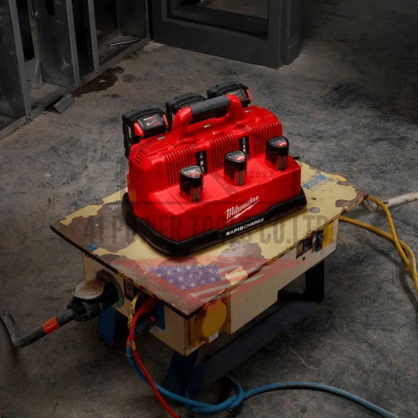 Alternative view of แท่นชาร์จแบตเตอรี่ 12-18 โวลต์ แบบชาร์จเร็ว 6 ช่อง Milwaukee -  M12-18C3