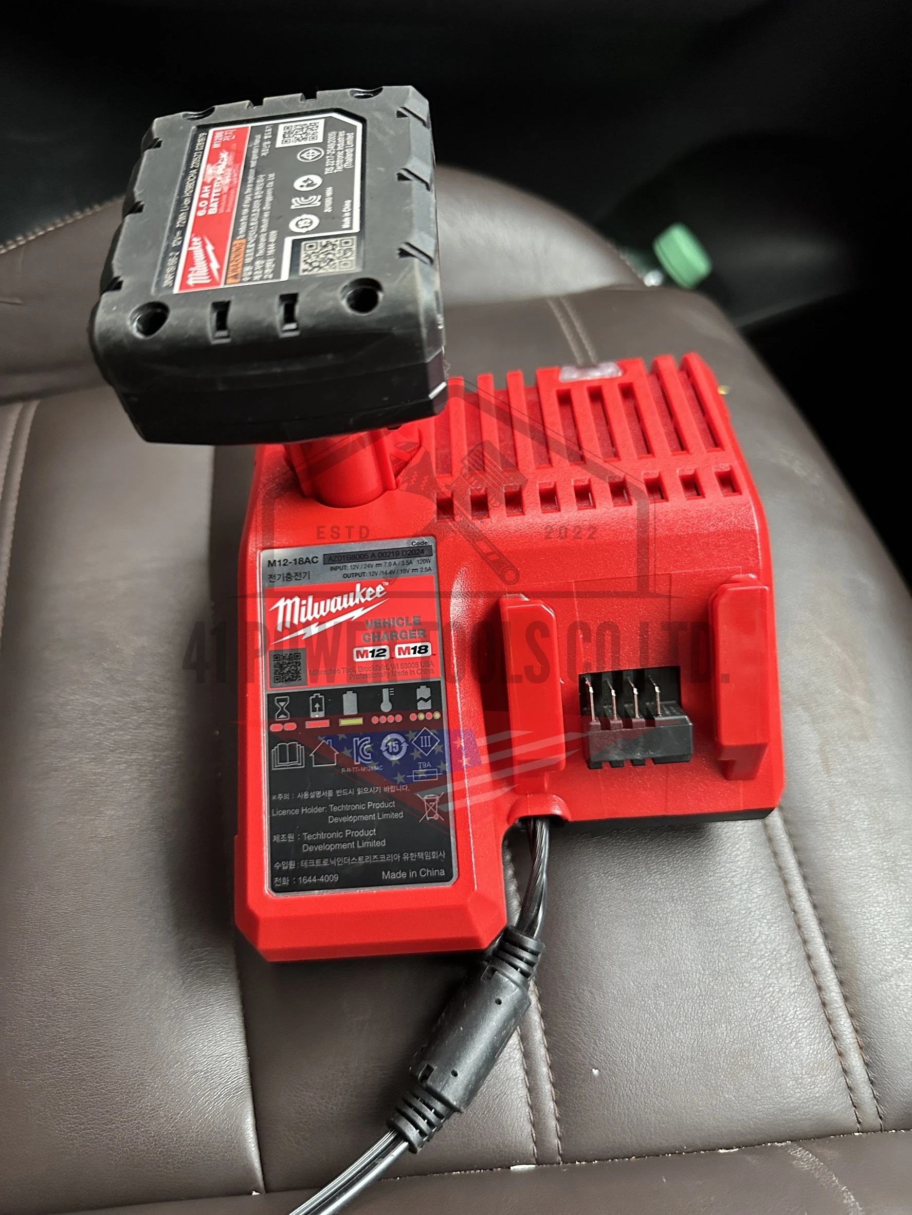 แท่นชาร์จแบตเตอรี่ 12-18 โวลต์ สำหรับชาร์จในรถยนต์ Milwaukee - M12-18AC ASIA - Image 3